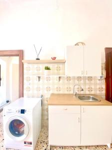 cocina con lavadora y fregadero en Casa Vacanze R&G La Marra, en Barletta