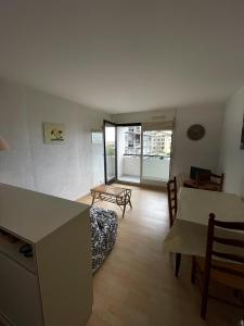 a living room with a bed and a table at Réf 543, Seignosse Océan, Appartement avec aperçu Mer, à 150m de la plage, 4 personnes in Seignosse