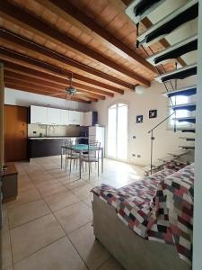 eine Küche und ein Wohnzimmer mit einem Bett in einem Zimmer in der Unterkunft Residenza Casa Bianca in Marina di Massa