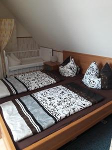 twee bedden naast elkaar in een kamer bij Ferienwohnung Bänsch in Weischlitz