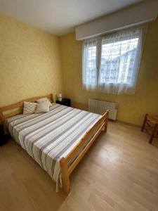 a bedroom with a large bed and a window at Réf 543, Seignosse Océan, Appartement avec aperçu Mer, à 150m de la plage, 4 personnes in Seignosse