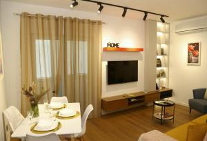 Un televizor și/sau centru de divertisment la MJolly Apartment