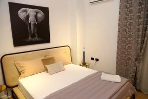 Un pat sau paturi într-o cameră la MJolly Apartment