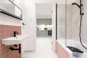 ein Bad mit einem Waschbecken und einer Dusche in der Unterkunft limehome Vienna Karajangasse in Wien