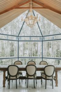 a dining room with a table and chairs and a chandelier at Fazenda Alvorada in Sorocaba