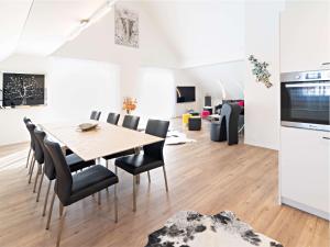 una sala da pranzo e un soggiorno con tavolo e sedie. di Exklusive 5,5 Zimmer Wohnung für Familien und Business a Eschenz