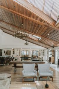 a living room with a wooden ceiling and a table at Fazenda Alvorada in Sorocaba