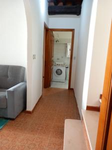 pasillo con sala de estar con sofá y lavadora en Da Isabella, en Vernazza