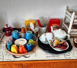 un tavolo con piatti, tazze e utensili di City OVERLOOK a Ostuni