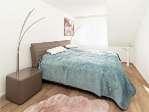 Un dormitorio con una cama y una lámpara. en Exklusive 5,5 Zimmer Wohnung für Familien und Business, en Eschenz