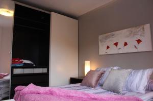 1 dormitorio con 1 cama con manta rosa en Barcelo al riu, en Monistrol