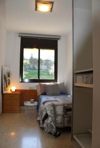 Schlafzimmer mit einem Bett und einem Fenster in der Unterkunft Barcelo al riu in Monistrol de Montserrat