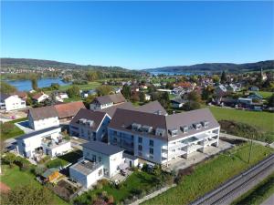 una vista aérea de una gran casa blanca y una ciudad en Exklusive 5,5 Zimmer Wohnung für Familien und Business, en Eschenz