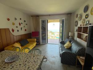 ein Wohnzimmer mit einem Sofa und einem Tisch in der Unterkunft Liguria Holidays- La casa di Sara in Camogli