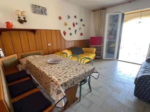 Zimmer mit einem Tisch, Stühlen und einem Sofa in der Unterkunft Liguria Holidays- La casa di Sara in Camogli