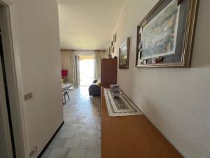einen Flur mit einem Wohnzimmer mit Sofa und Gemälde in der Unterkunft Liguria Holidays- La casa di Sara in Camogli