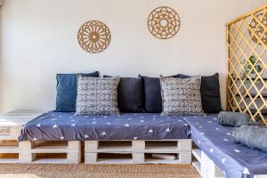 um sofá numa sala de estar com almofadas azuis em One Bedroom Apartment with Stunning River Views and Private Rooftop! em Lisboa