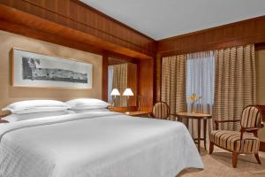 Кровать или кровати в номере Sheraton Asuncion Hotel