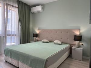 Un pat sau paturi într-o cameră la Marisol LUXURY View Paradise Apartments