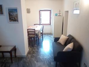 a living room with a couch and a table at La Casa di Giovanni in Carrara