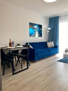 Televízia a/alebo spoločenská miestnosť v ubytovaní Apartament nr 18 - Apartamenty Wakacyjna 5