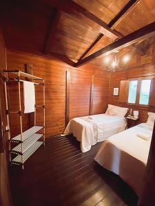 IttiriにあるAgriturismo Su Recreuのベッドルーム1室(ベッド2台、二段ベッド1組付)