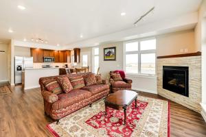 sala de estar con sofá y chimenea en Waterfront Kenai Townhome Less Than 1 Mi to Beach!, en Kenai