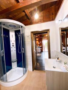 a large bathroom with a shower and a sink at Agriturismo Su Recreu in Ittiri