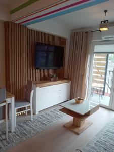 ein Wohnzimmer mit einem Flachbild-TV an der Wand in der Unterkunft Apartament Sądecki in Nowy Sącz