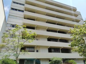 un immeuble d'appartements avec des arbres devant dans l'établissement Antibes studio Vauban dernier étage vue mer, à Antibes