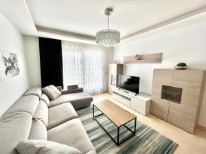 Il comprend un salon blanc doté d'un canapé et d'une télévision. dans l'établissement Fantastic apartment perfect location, à Marbella