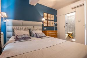 ein Schlafzimmer mit einem großen Bett mit blauen Wänden in der Unterkunft Villa CD in Dramalj + 70 Fotos