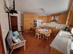 Alqueidão da SerraにあるChez Gilbert-Alojamento Localの部屋にテーブルと椅子のあるキッチン