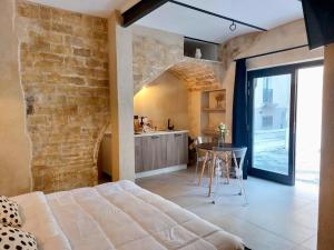 ein Schlafzimmer mit Bett und Tisch und eine Küche in der Unterkunft Cavatelli in Petacciato