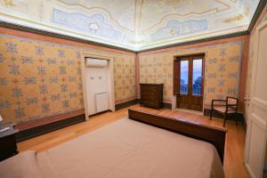 a bedroom withpainted ceilings and a bed in a room at Case Ruggieri Luxury apt - Don Pietro in Gratteri