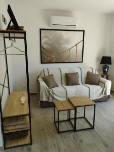 salon z kanapą i stołem w obiekcie Studio de charme en Provence w mieście Caromb