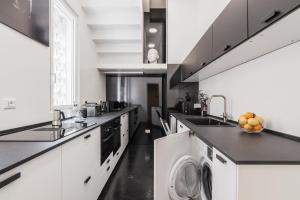 Kuchyňa alebo kuchynka v ubytovaní The Best Rent - Spacious apartment with terraces with panoramic view of Rome