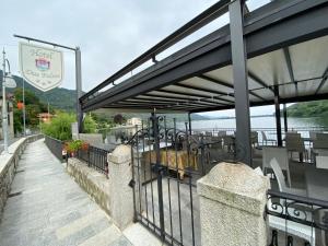 ein Restaurant mit Blick auf das Wasser in der Unterkunft Hotel Due Palme in Mergozzo