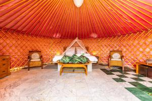 Posezení v ubytování Finca De Arrieta Village - Yurts and Stone Cottages - Shared Pool - Walking distance to Arrieta Beach - Off Grid