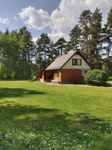 una pequeña casa en medio de un campo en Petronių sodyba, en Rukliai