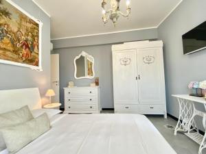 ジェノヴァにあるCasaViva - Le Vele di Angelaの白いベッドルーム(白いベッド1台、ドレッサー付)