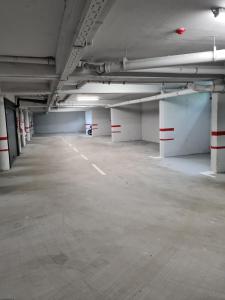 un parking vide dans un garage dans l'établissement Apartmani Behđetović, à Tuzla