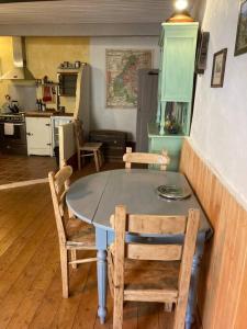 - une table et des chaises dans une pièce avec cuisine dans l'établissement Chez mamie Nénette, à Barrême