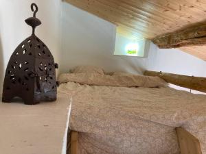 1 dormitorio con cama y techo de madera en Chez mamie Nénette, en Barrême