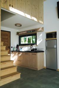 una cucina con armadi in legno, lavandino e scale di Wioska Radoska - Żółta Stodoła na mazurach przez cały rok a Lichtenstein Ostpreussen