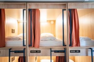 - un ensemble de lits superposés dans une chambre dans l'établissement Will & Tate City Stay, à La Haye
