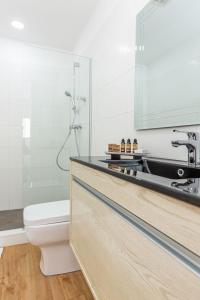 y baño con ducha, aseo y lavamanos. en Impressive City View Apartment Marbella - PH Quartier Marbella en Panamá