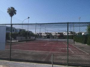 um campo de ténis com dois campos de ténis em Eurovillage p1 em Porto Cesareo