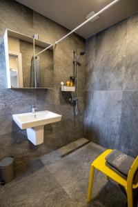 La salle de bains est pourvue d'un lavabo et d'un miroir. dans l'établissement City Center apartament “MARTA”, à Varna