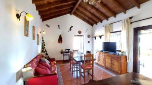 salon z kanapą i telewizorem w obiekcie Casa Nisamarita by Sea You There Fuerteventura w mieście Lajares